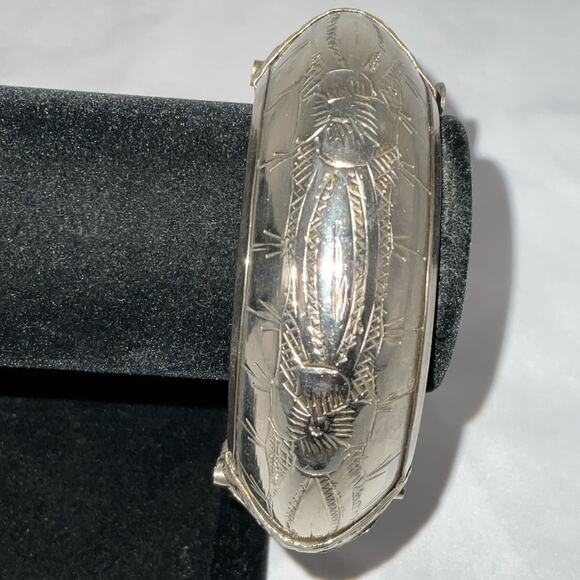 VTG SILVER TONE METAL OVER BRASS ETCHED NEPALESE BANGLE BRACELET HINGE CLASP - Picture 1 of 13